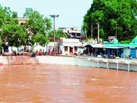 Godavari rise alarms Andhra pradesh, 300 villages disconnected