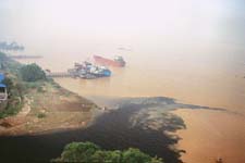 Report says pollution along Yangtze river increasing  